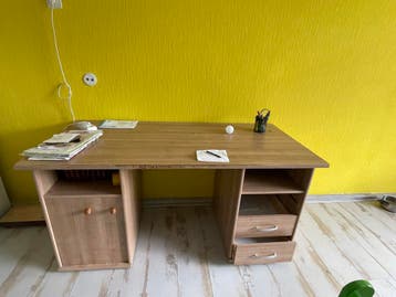 Houten bureau met lades en kastje
