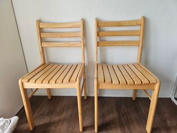 Twee houten stoelen - chair free