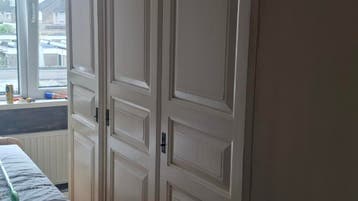 Praktische 3-deurs kledingkast met hang- en legruimte