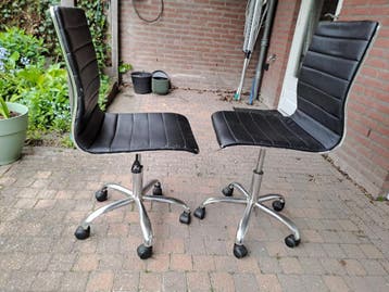 Twee in hoogte verstelbare stoelen op wieltjes