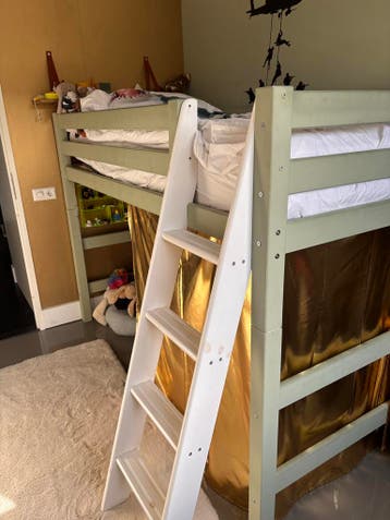 Houten hoogslaper, groen geschilderd