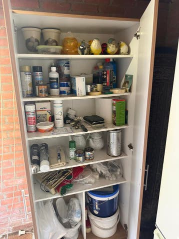 Kast inclusief inhoud: verf, spuitbussen, schroeven