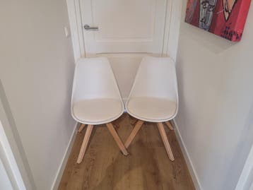 Gratis 2 witte kuipstoelen