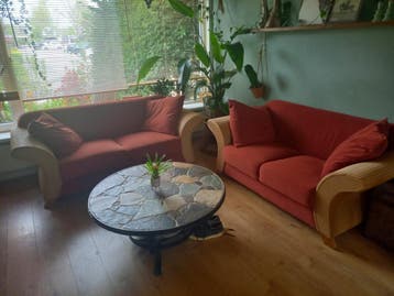 2 mooie rotan banken met donkerrood/roestbruine kussens