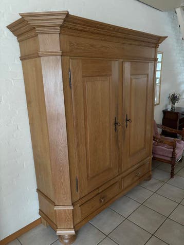 Massief eikenhouten kast met lades en planken
