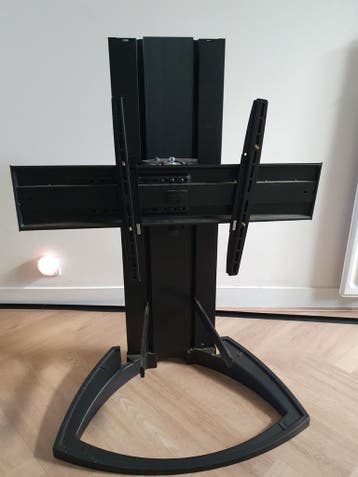 Gratis: TV standaard, compleet met inbussleutel