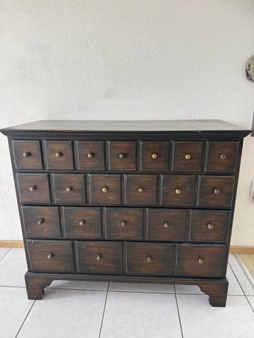 Nette ladekast met normale gebruikssporen