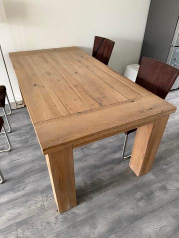 Robuuste massief houten eettafel