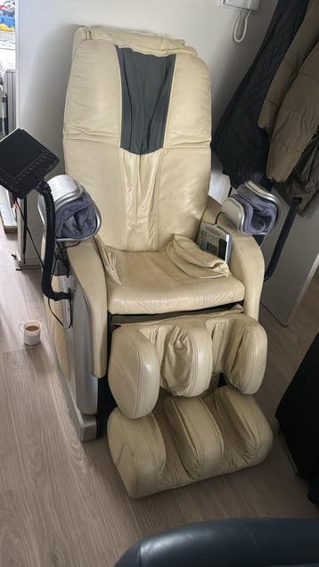 Massage stoel van leer, creme in kleur.