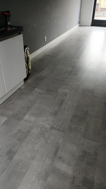 Laminaat grijze houtlook ca. 45 m^2 GRATIS