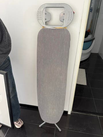 Strijkplank met strijkijzerhouder - Gratis af te halen