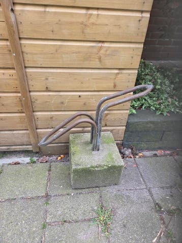 Fietsenrek met betonnen voet