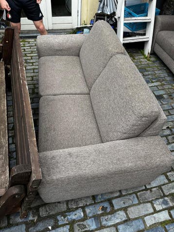 Twee gebruikte banken