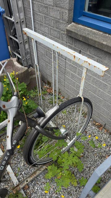 Gratis fietsenrek met oude fiets (voor oud ijzer)