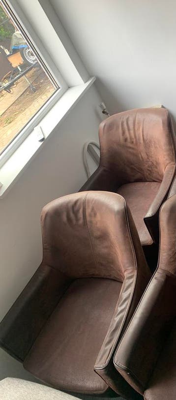 3 stoelen met wieltjes