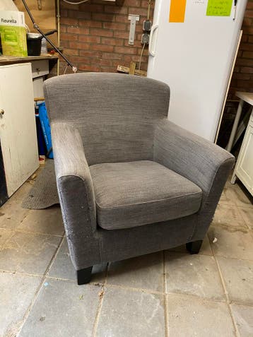 Grijze fauteuil, gebruikt, lichte schade, gratis ophalen