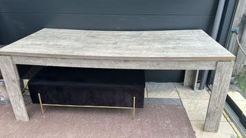 Houten eettafel met grijze afwerking