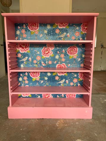 Sterke houten boekenplank, roze met bloemenprint