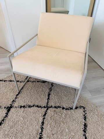 Crèmekleurige design stoel met metalen frame