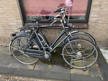 Twee oude fietsen voor onderdelen of oud ijzer