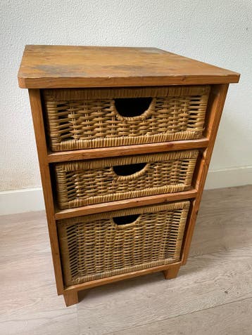 Houten ladekastje met rieten manden