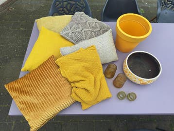 Diverse woonaccessoires: kussens, dienbladen, vazen en meer