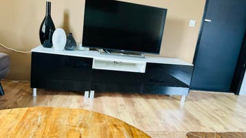 zwart-wit tv-meubel met opbergruimte