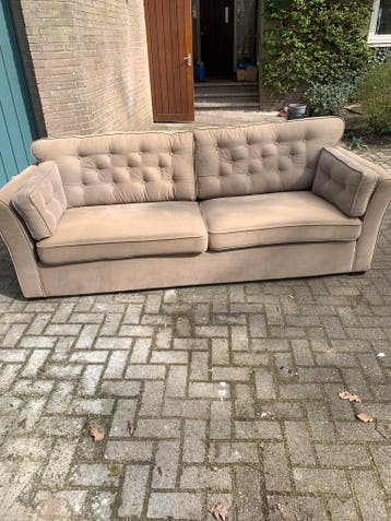 Beige bank met knopen