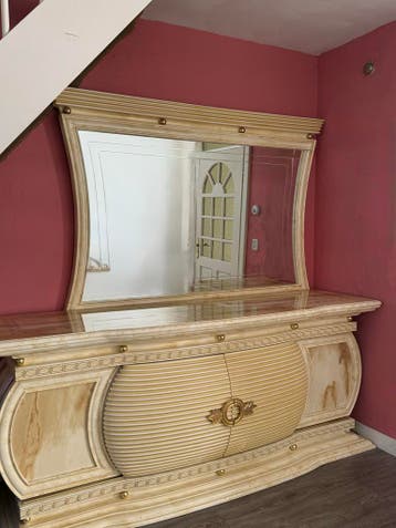 Sierlijke dressoir met spiegel in goede staat