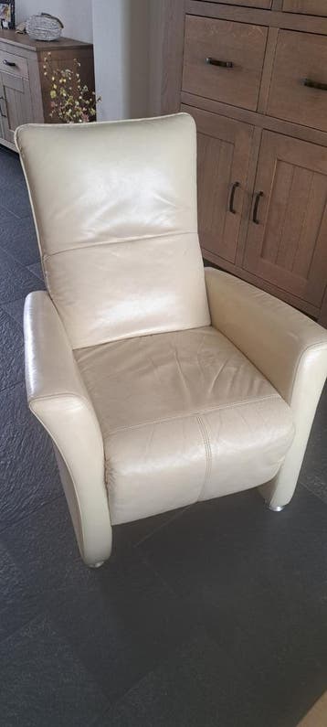 GRATIS. Crèmekleurige relaxstoel