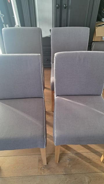 4 grijze stoelen
