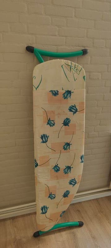 Gratis gebruikte strijkplank met bloemenprint
