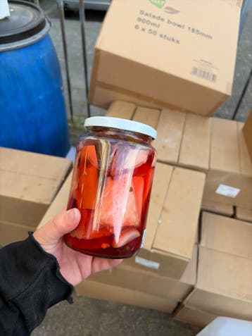 Gratis op te halen 150 inwekpotten. Zelf legen.