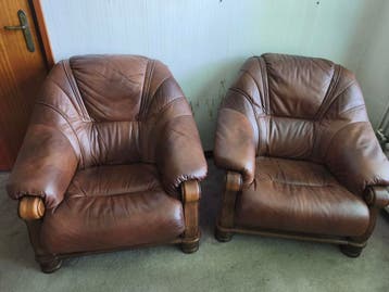 Twee bruine leren fauteuils