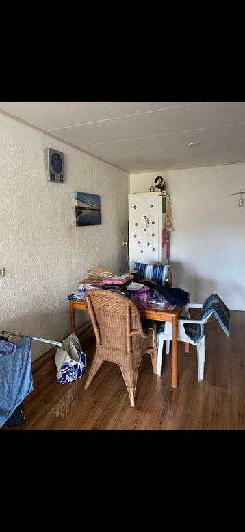 Koelkast, eettafel, zetels, bedden, orgel, tv, stoelen