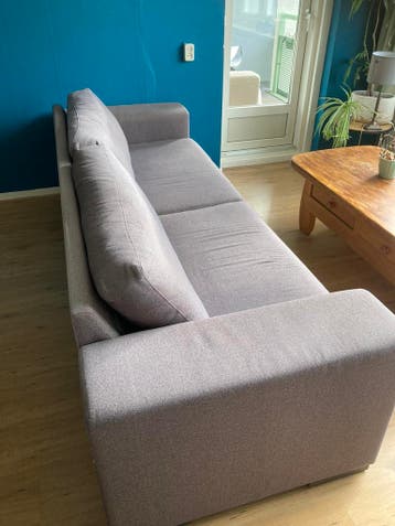 Gratis: ruime grijze bank