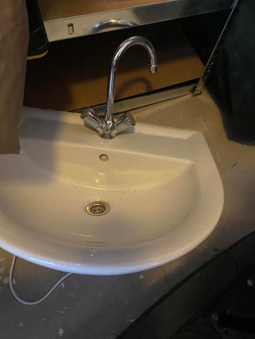 Wastafel wit met kraan