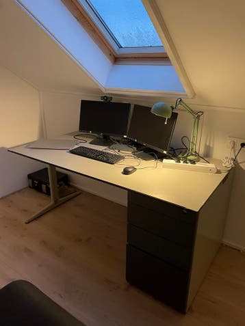 Ruim bureau met ladeblok