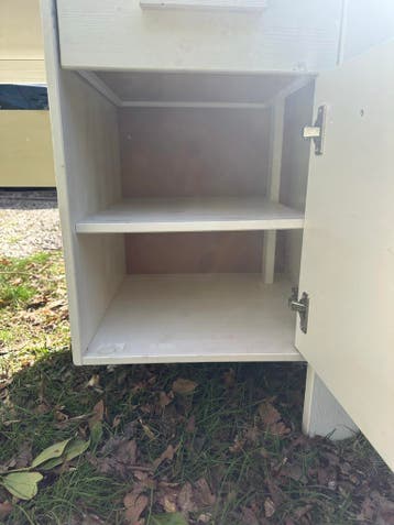 Wit bureau met kastje