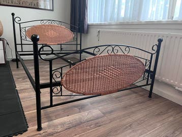 Frame van een tweepersoonsbed/ twijfelaar zwart 140 x 200 cm