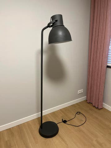 Gratis - Donkergrijze vloerlamp Ikea