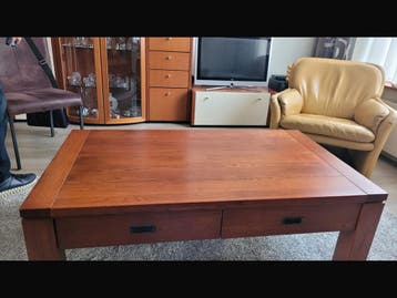 Gelakte eikenhouten salontafel met kersenkleur