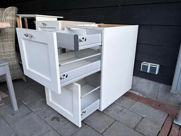 Witte ladekasten voor keuken of berging