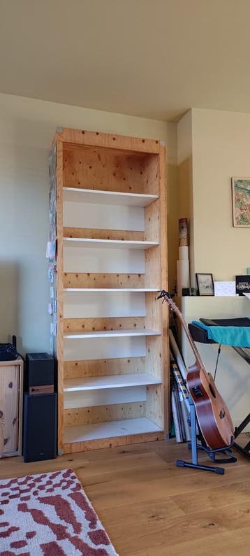 Gratis af te halen: stevige houten boekenkast