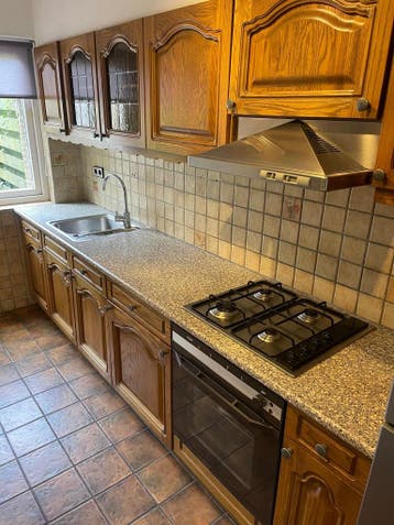 Complete keuken met gasfornuis en oven