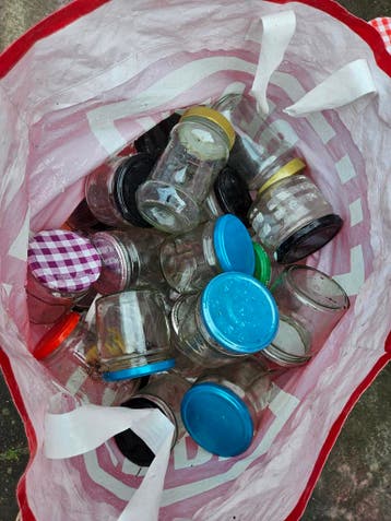 Lege jampotjes schoon met deksels