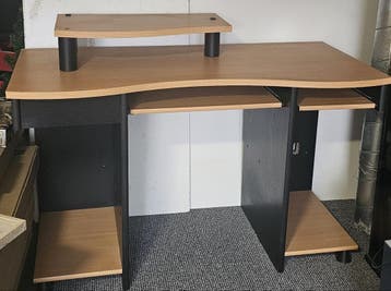 Praktisch computerbureau met uitschuifbare planken