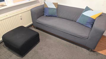 Grijze bank met poef