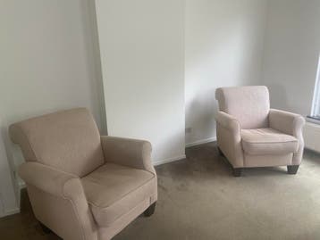 2 fauteuils met houten poten