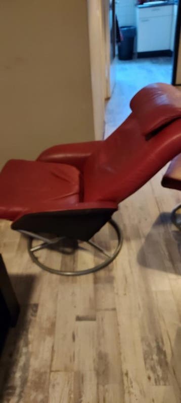 Rode leren relaxstoel met voetenbankje - Gratis af te halen